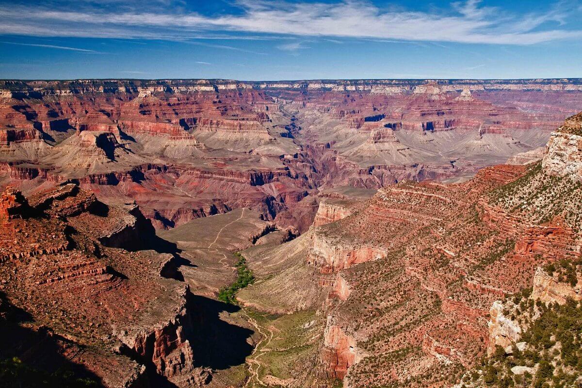 Vue panoramique du Grand Canyon depuis le South Rim avec ses multiples strates rocheuses colorées en Arizona