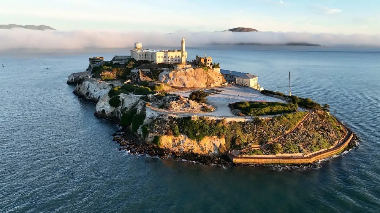 Vue aérienne de l'île d'Alcatraz et son ancienne prison fédérale au milieu de la baie de San Francisco