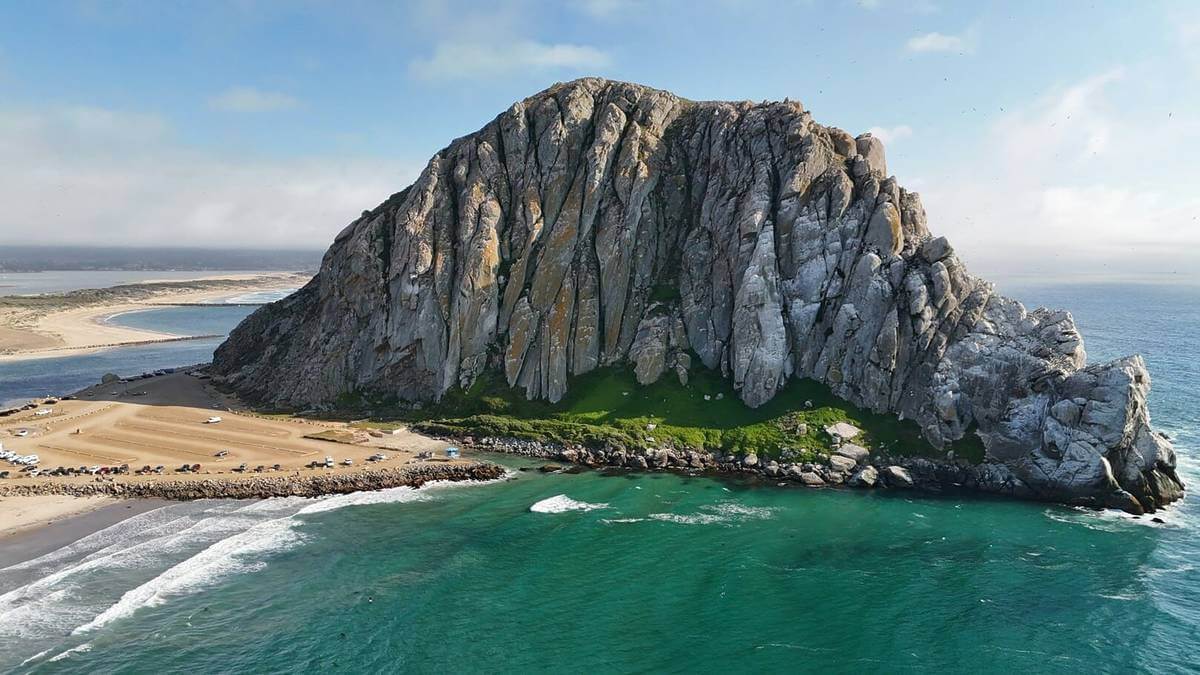 Vue aérienne du Morro Rock, rocher volcanique de 175 m émergeant de la baie de Morro Bay en Californie