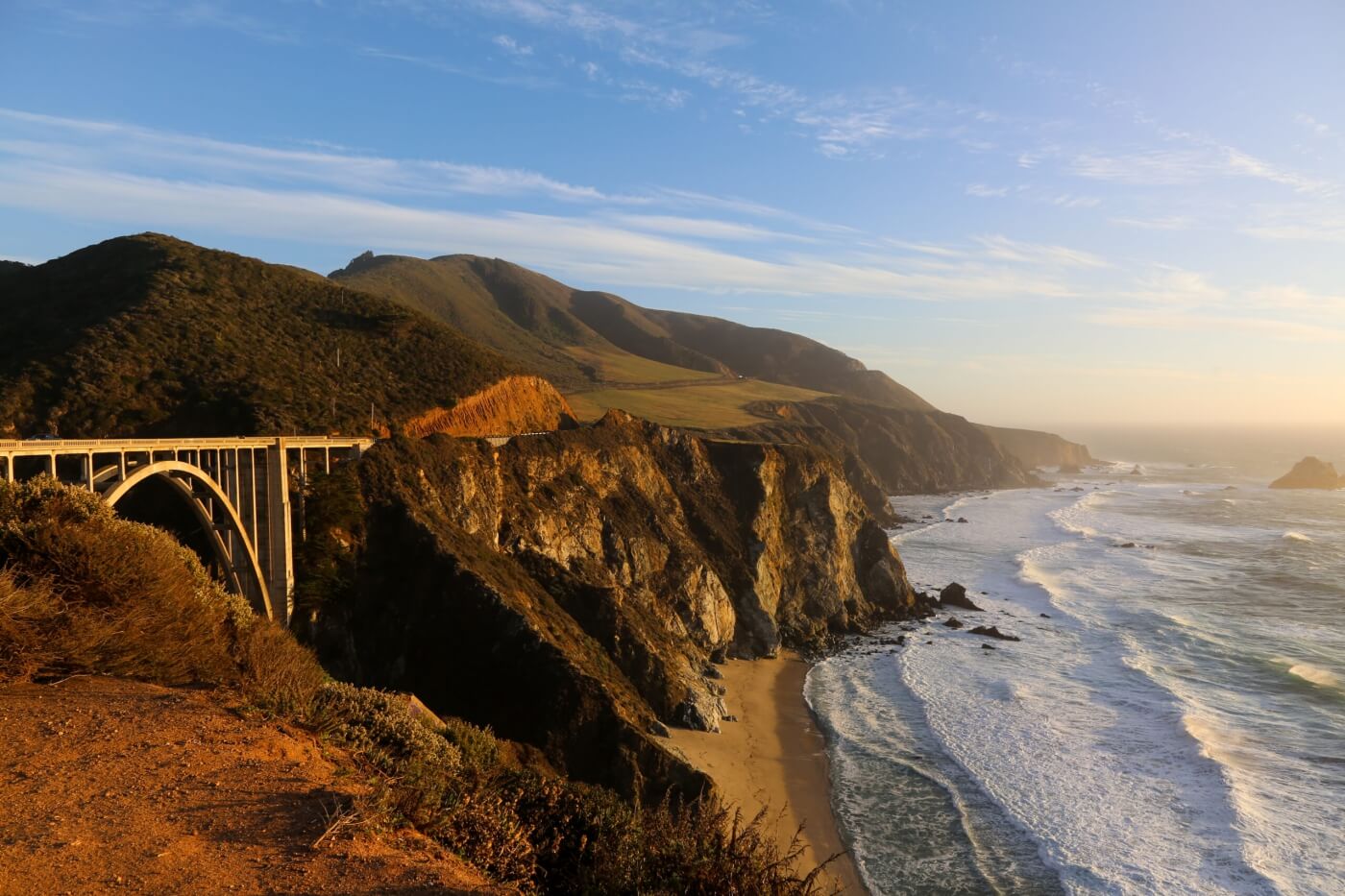 Pont Bixby Creek en arc sur les falaises de Big Sur au coucher du soleil avec l'océan Pacifique en contrebas