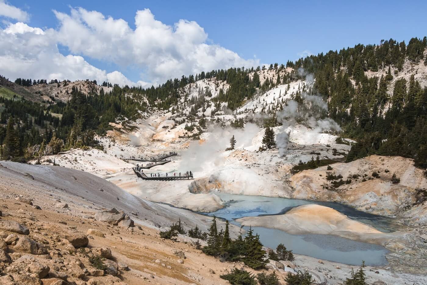 Zone hydrothermale fumante du parc national volcanique de Lassen avec sources color&eacute;es et passerelle en bois