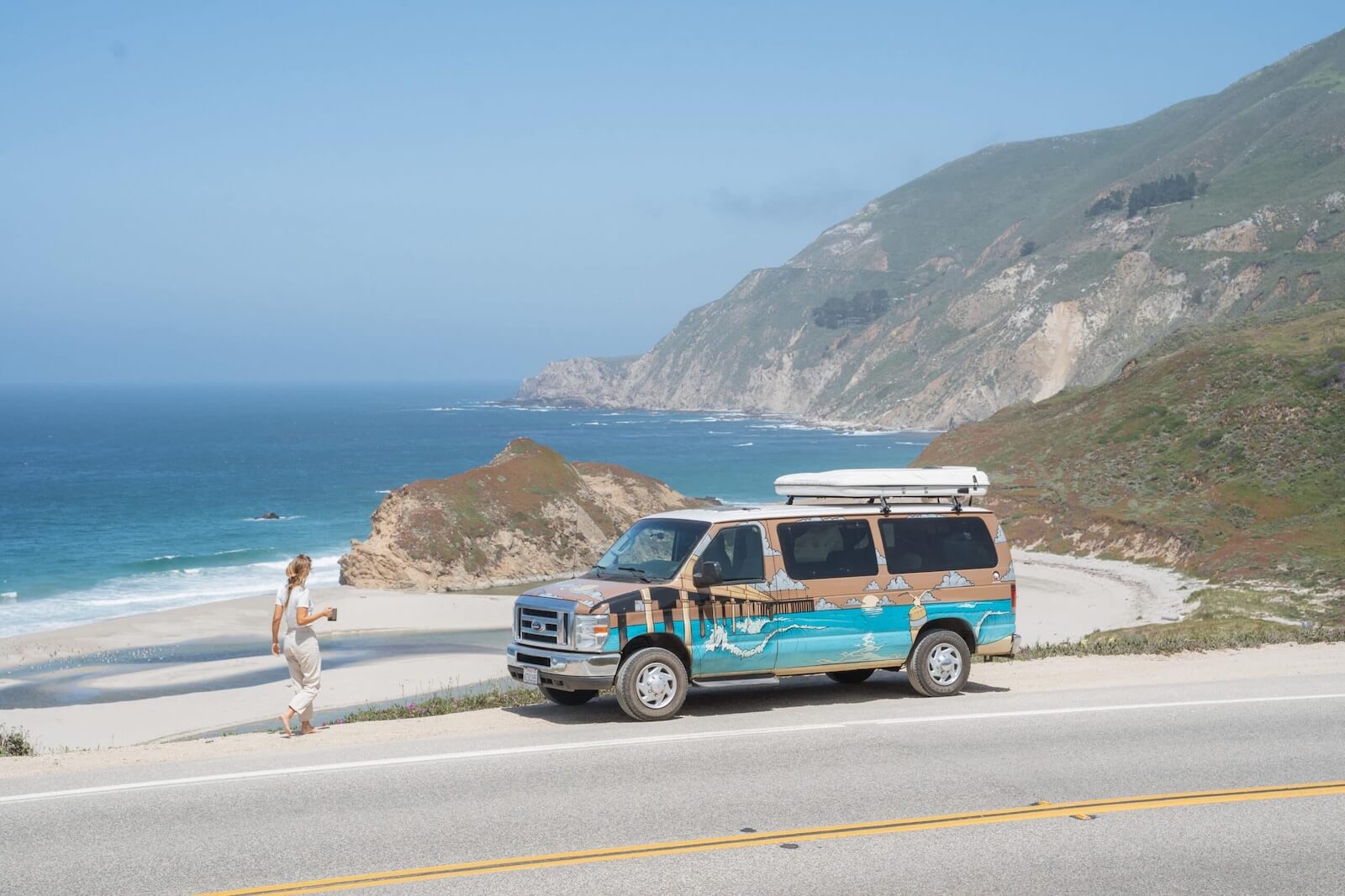 Van Escape Campervans sur la côte californienne lors d’un road trip depuis Los Angeles